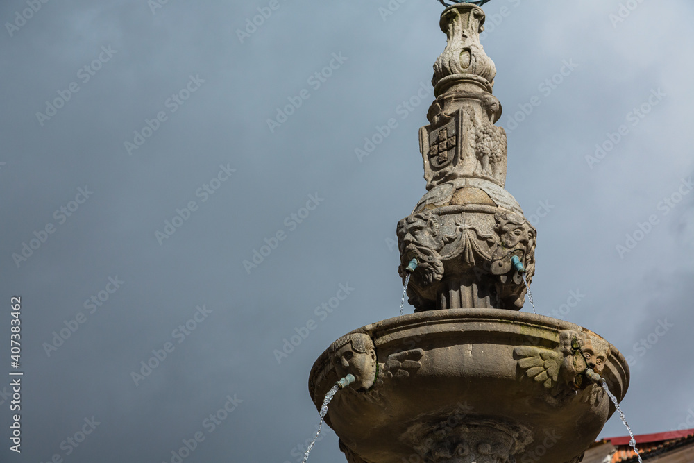 ポルトガル　ギマランイスのトウラル広場の噴水