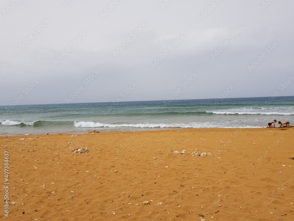 Plage abandonnée et nuageuse à Malte Plage abandonnée et nuageuse à Malte
