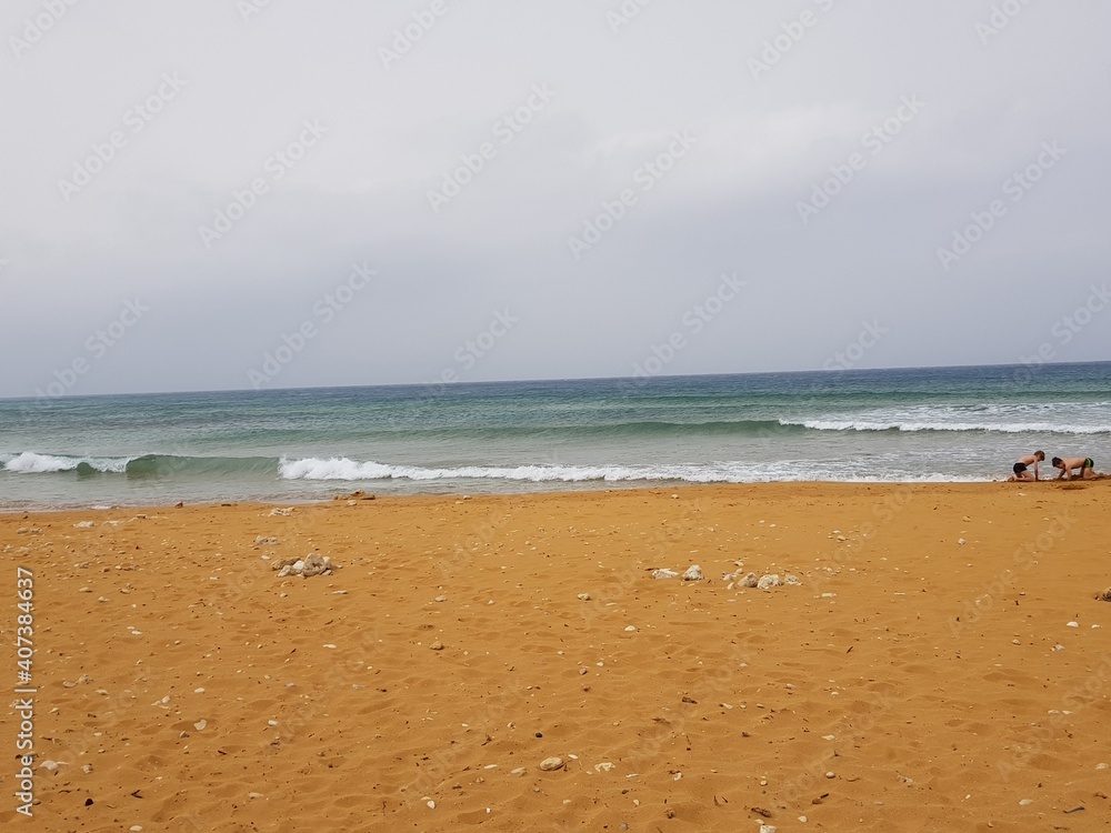 Plage abandonnée et nuageuse à Malte