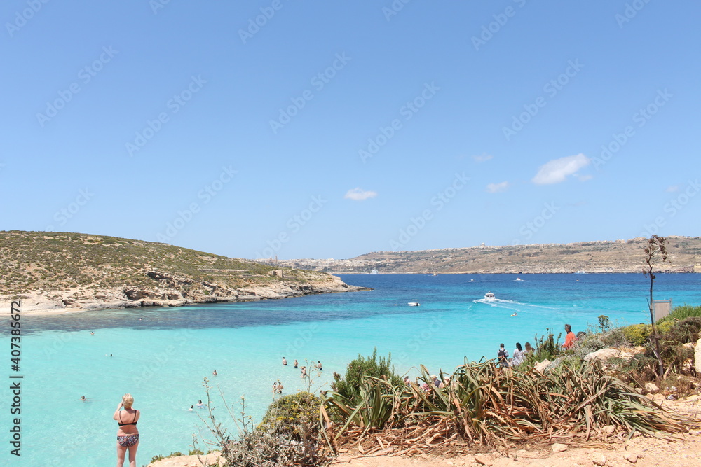 Fototapeta premium Plage et eau turquoise sur l'île de Gozo, Malte