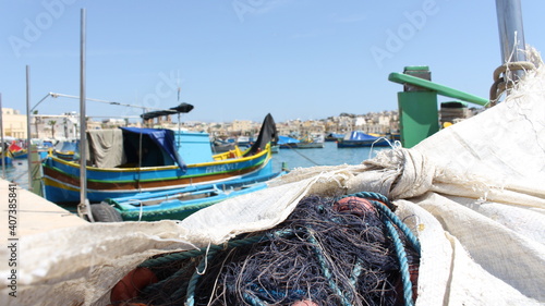 Filet de pêche et bateau de pêcheurs à Marsaxlokk, Malte