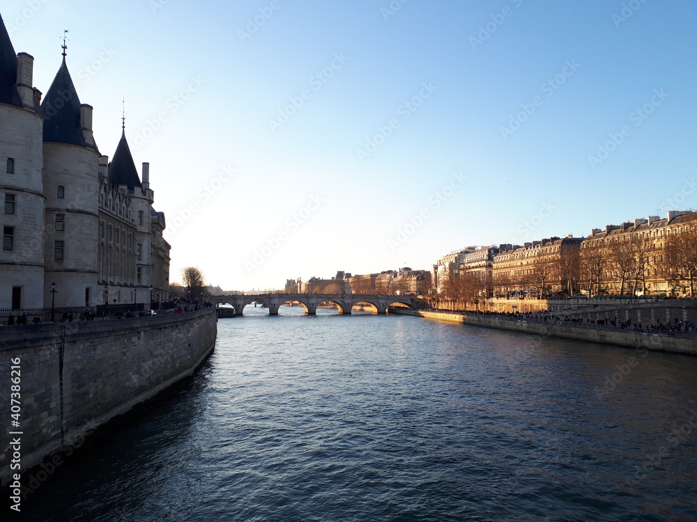 Fototapeta premium Soleil couchant sur la Seine à côté de l'île de la Cité