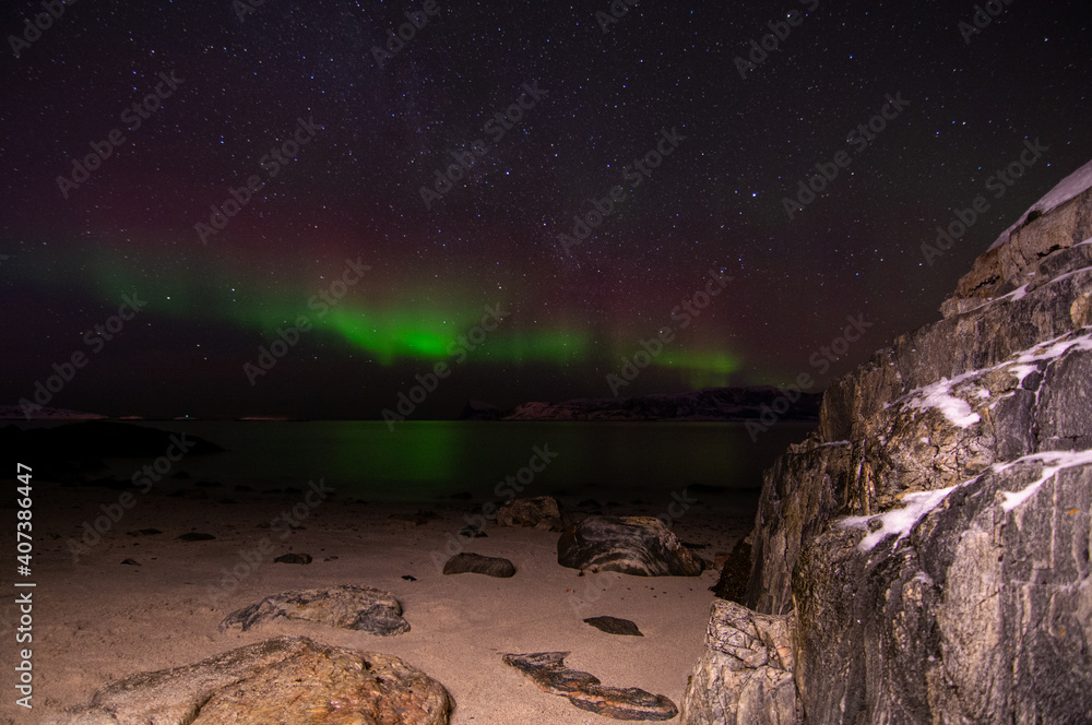 Polarlicht am Strand bei Sandneshamn, Kvaloya, Norwegen