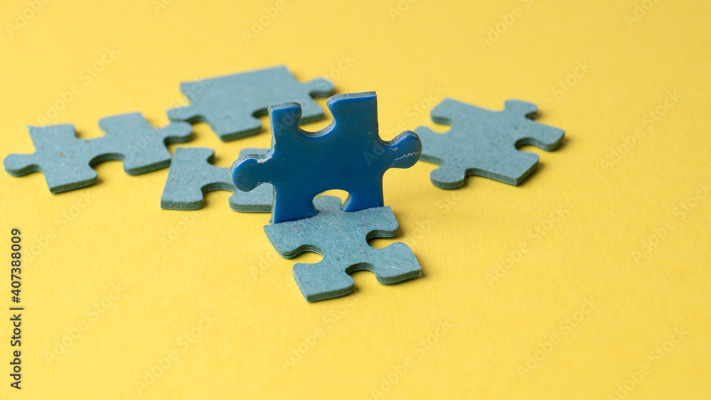 Obraz premium scattered puzzle pieces on colored background