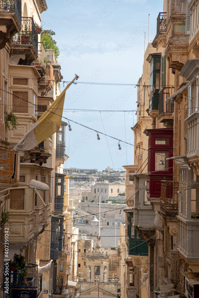 calle estrecha en un día despejado de valeta, Malta.