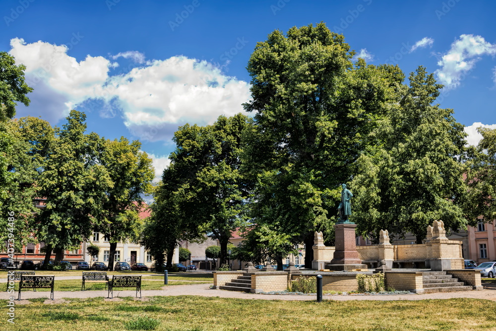 neuruppin, deutschland - stadtpark mit schinkeldenkmal