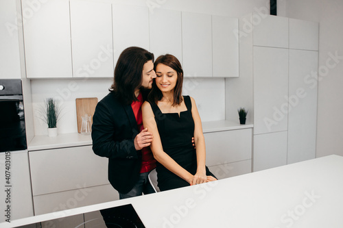 Fotografia Couple in love tenderly hugs in a cozy home environment in the kitchen