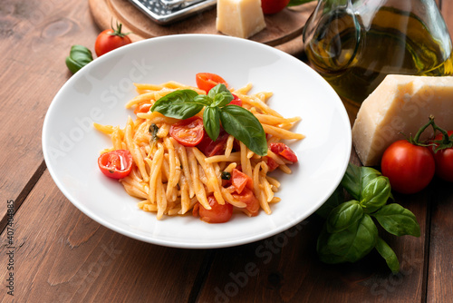 Piatto di deliziose trofie con pomodoro e basilico, Cucina Italiana