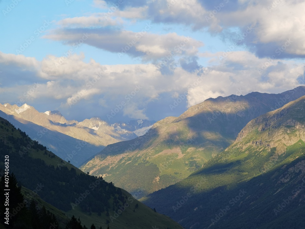 Naklejka premium mountains and clouds