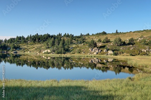 Lac des Bouillouses et massif du Carlit dans les Pyrénées-Orientales