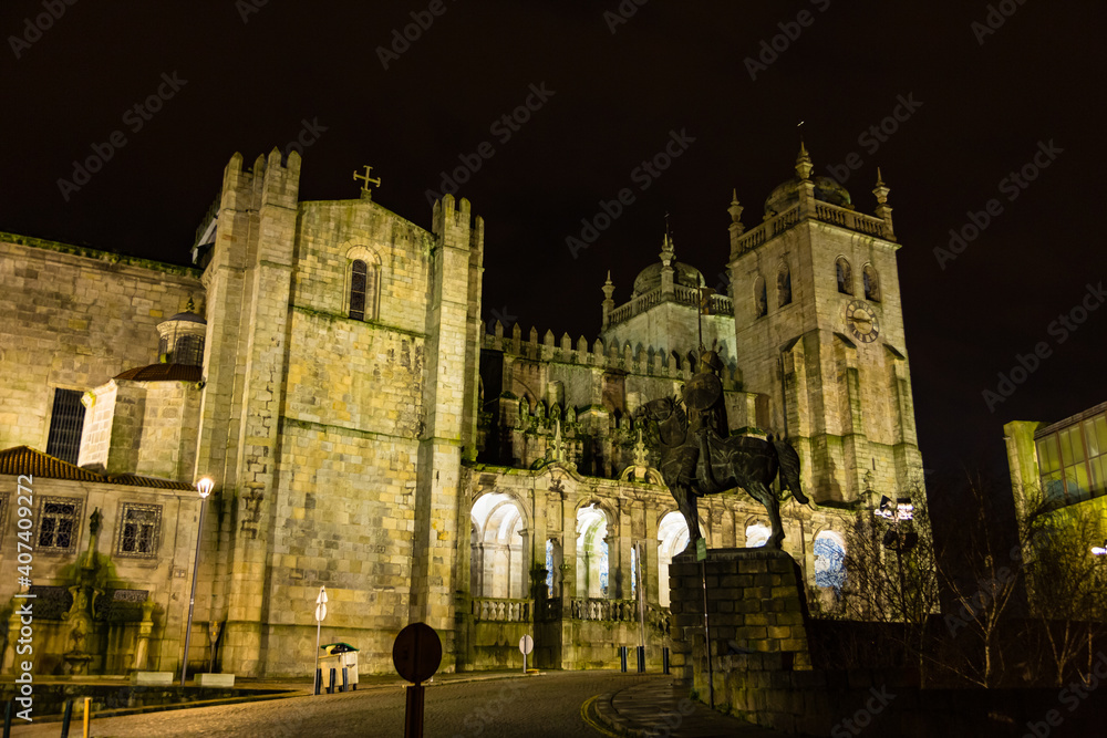 ポルトガル　ポルトのライトアップされたポルト大聖堂