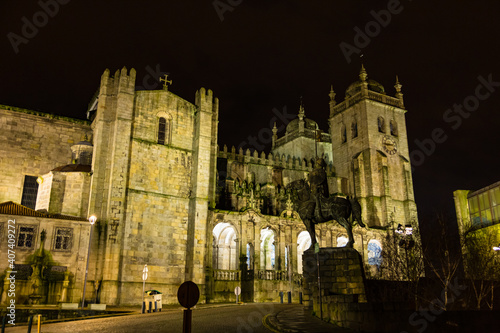 ポルトガル ポルトのライトアップされたポルト大聖堂