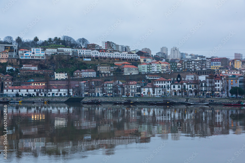 ポルトガル　ポルトのドゥエロ川沿いのヴィラ・ノヴァ・デ・ガイアの街並み