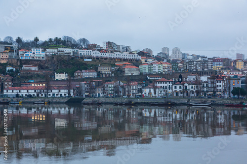 ポルトガル ポルトのドゥエロ川沿いのヴィラ・ノヴァ・デ・ガイアの街並み