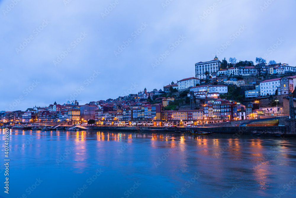ポルトガル　夕暮れ時のポルトの旧市街とドゥエロ川