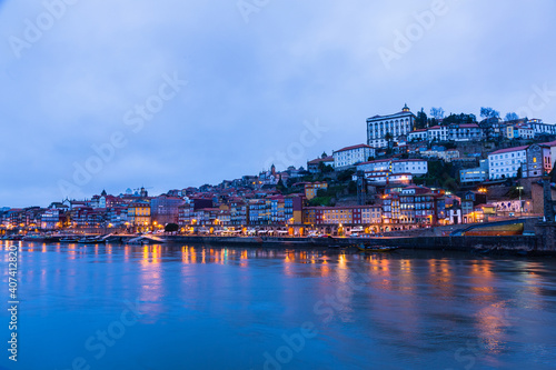 ポルトガル 夕暮れ時のポルトの旧市街とドゥエロ川