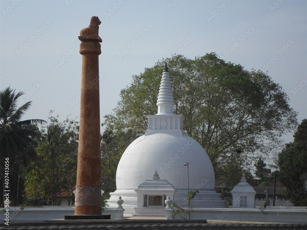 Fototapeta premium white pagoda and tower