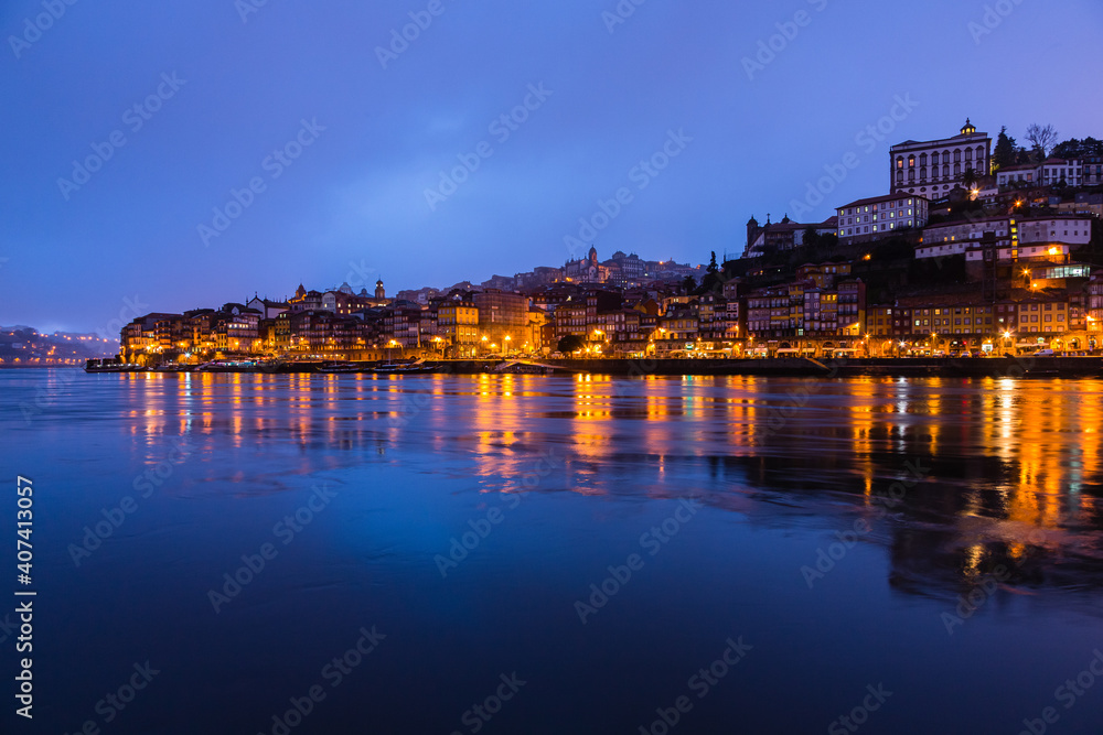 ポルトガル　夜のポルトの旧市街とドゥエロ川