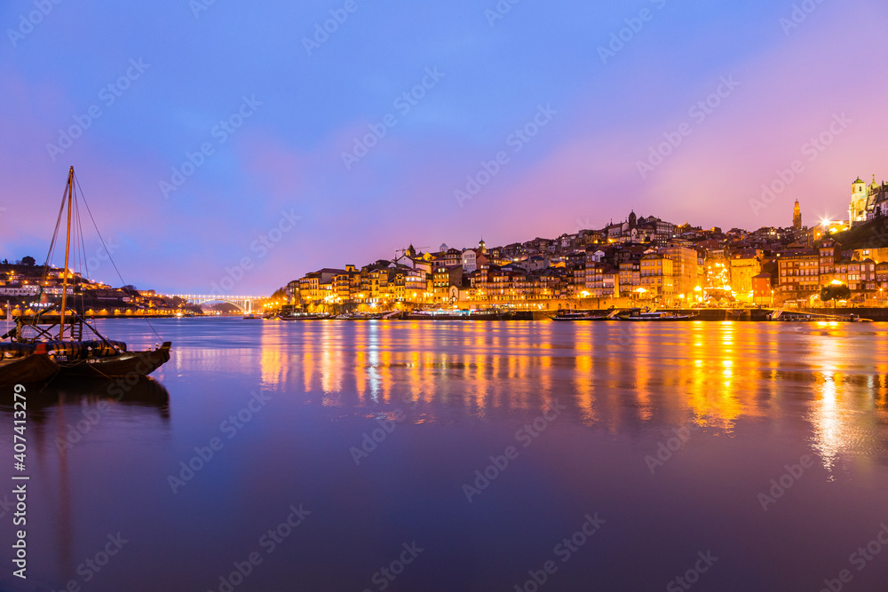 ポルトガル　ポルトのドゥエロ川と旧市街の夜景