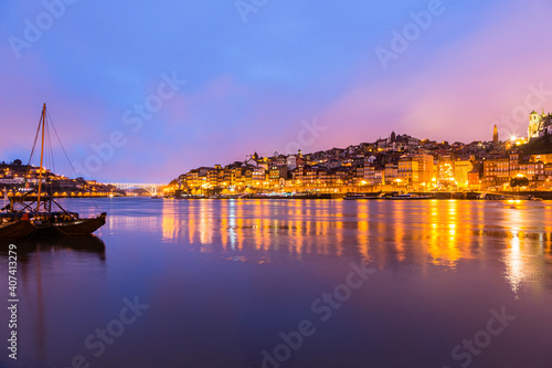 ポルトガル ポルトのドゥエロ川と旧市街の夜景