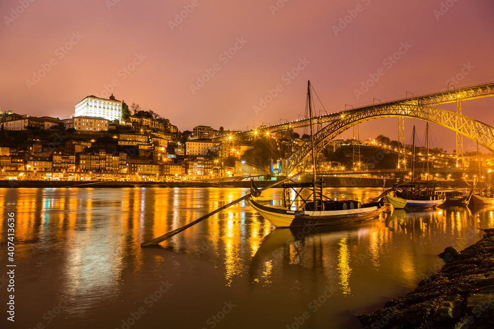 ポルトガル　ポルトのドン・ルイス1世橋と旧市街の夜景