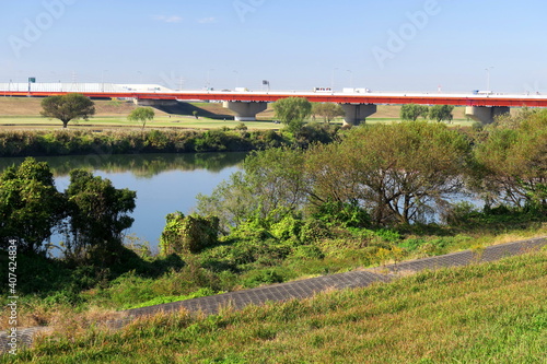 常磐自動車道の江戸川橋の架かる秋の江戸川風景