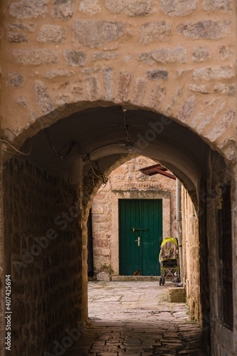 モンテネグロ　コトルの旧市街の路地裏  © pespiero