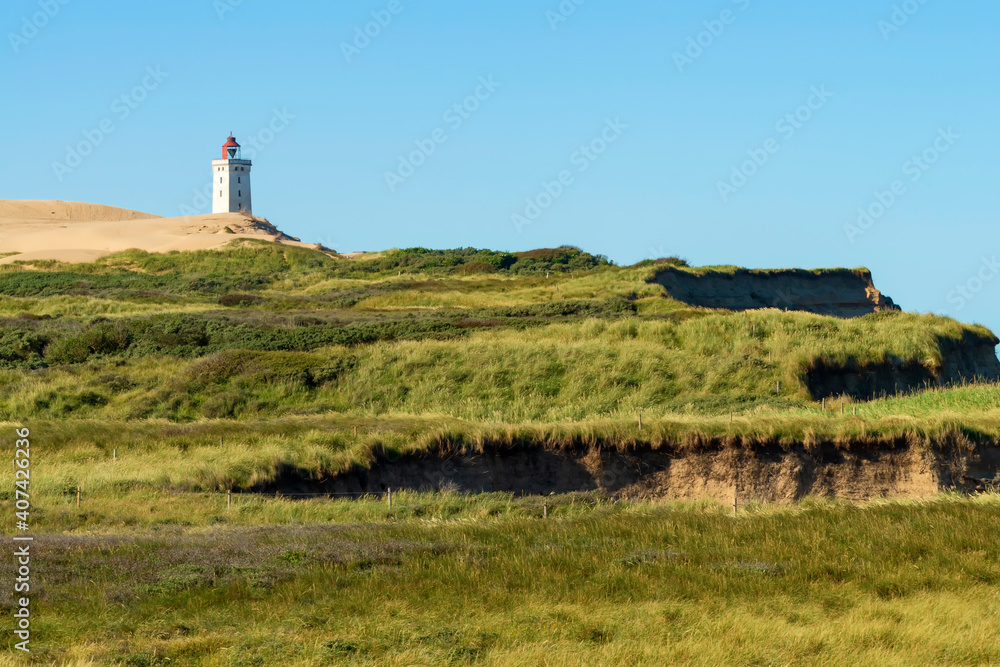 Die Küstenlandschaft an der Jammerbucht in Dänemark. Im Hintergrund der Leuchtturm von Rubjerg Knude. Die Küstenlandschaft an der Jammerbucht in Dänemark. Im Hintergrund der Leuchtturm von Rubjerg Knude.