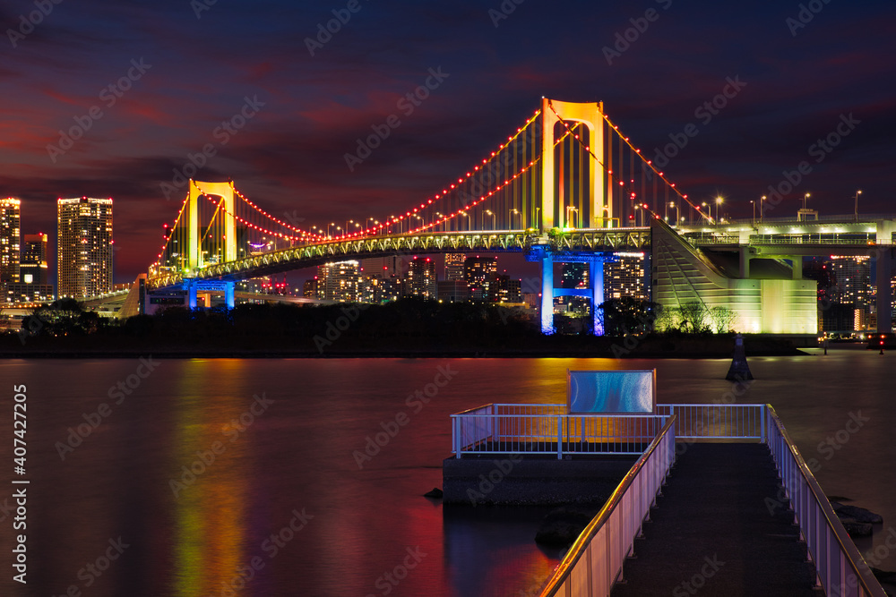 Obraz premium Rainbow Bridge Tokyo at night