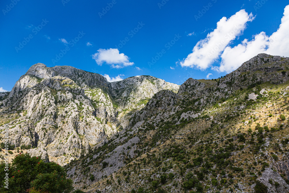 モンテネグロ　コトルの城壁の後ろに広がる岩山