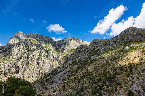 モンテネグロ　コトルの城壁の後ろに広がる岩山 © pespiero