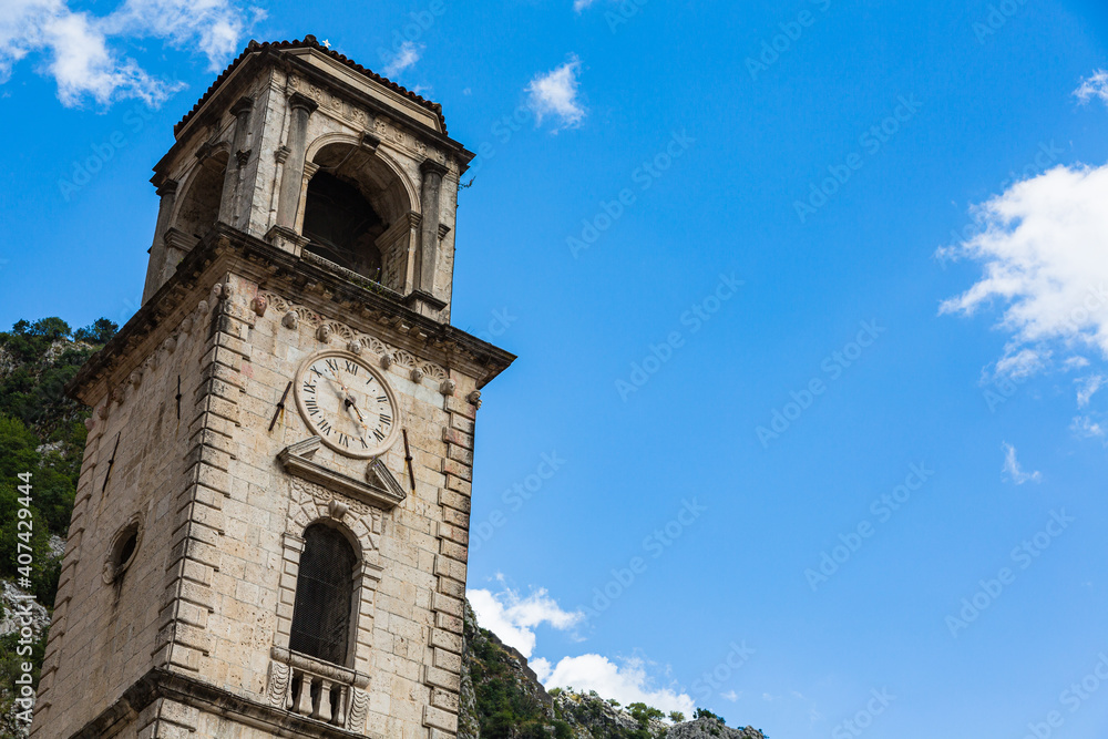 モンテネグロ　コトルの聖トリプン大聖堂の塔