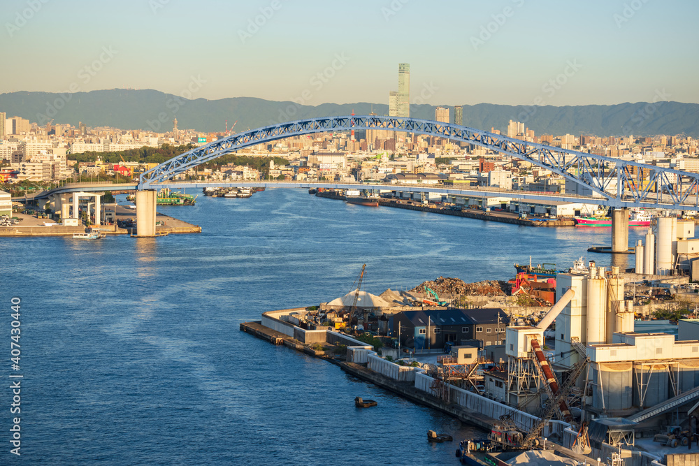 大正内港に架かる千歳橋から、あべのハルカス・生駒山方面の大阪都市風景