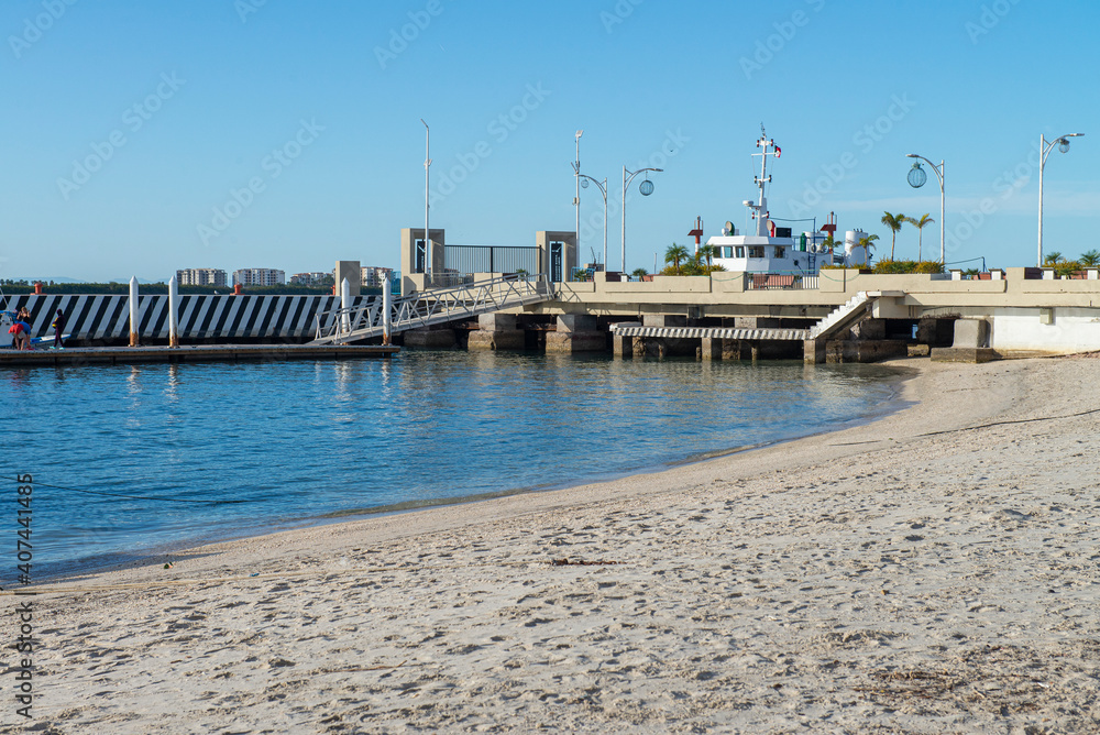 Obraz premium La Paz Bay and its Malecon in a winter afternoon, in the state of Baja California Sur. Mexico