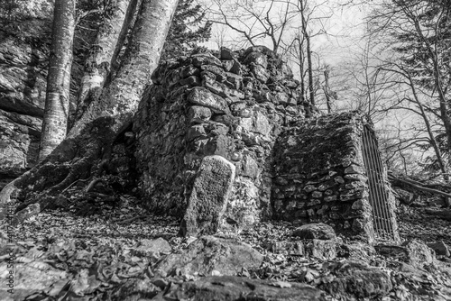 Schwarz weiß Bild Alte mit Steinen gebaute verfallene Kloster Ruine auf der Rusel und Ruselabsatz nähe Geisslinger Stein Königstein und Hausstein im bayerischen Wald bei Deggendorf und Regen, Deutschl photo