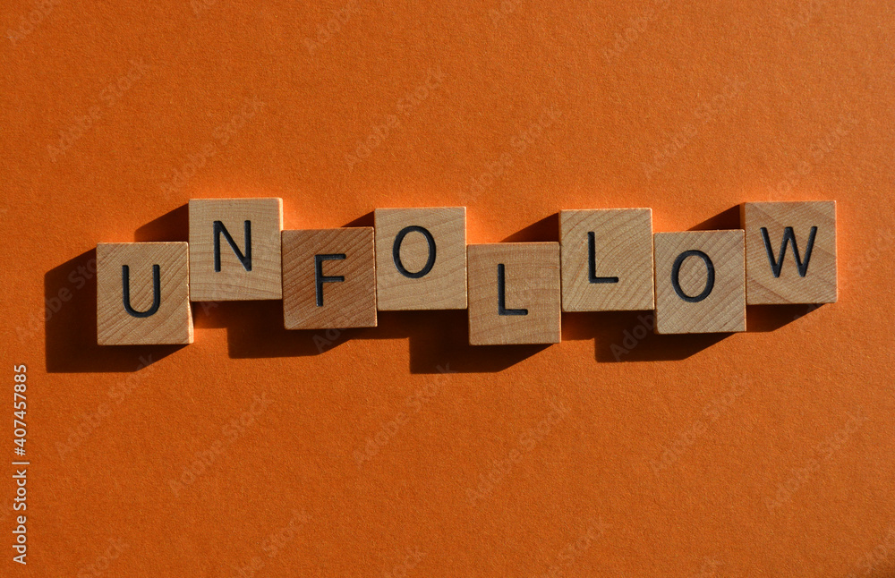 Obraz premium Unfollow, word isolated on background