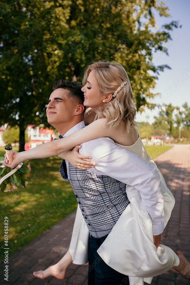 Obraz premium Beautiful couple on their wedding day
