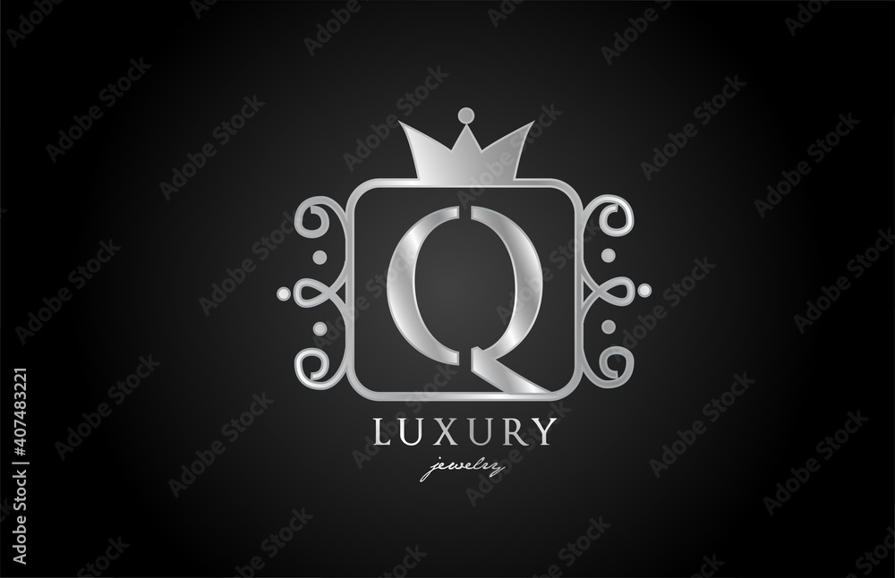 Obraz premium Q monogram silver metal alphabet letter logo icon. Creative design with king crown for luxury company and business