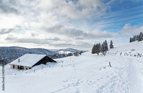 ferme des Vosges en hiver © Olympixel