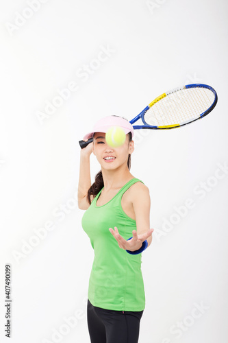 Young woman holding a tennis racket © eastfenceimage