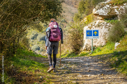 Photo Pilgrim Girl with Hiking Gear Walking outside Molinaseca on Way of St James Cami