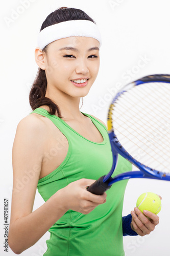 Young woman holding a tennis racket © eastfenceimage