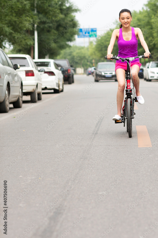 Young women to ride a bicycle on the road
