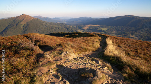Fototapeta Naklejka Na Ścianę i Meble -  Zejście szlakiem z Połoniny Wetlińskiej w stronę  Brzegów Górnych, Bieszczady, Polska