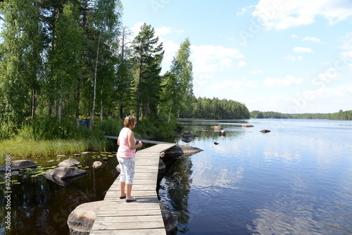 Frau an einem See in Schweden