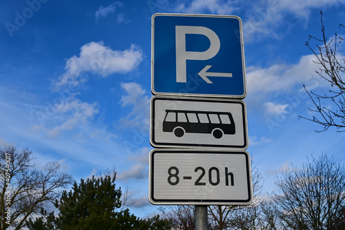 Verkehrsschild Autobahnrastplatz, deutsche Autobahn Rastplatz Stellvorgabe, Parkplatz für Busse, deutsche Verkehrsschilder