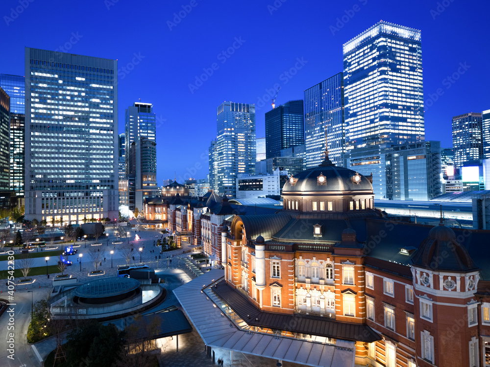 夕暮れの東京駅と丸の内駅前広場