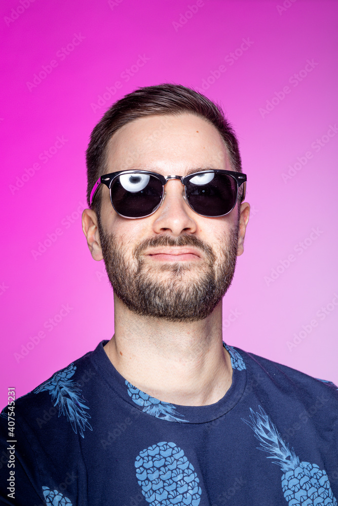 Obraz premium Male Model in studio shoot with pineapple and pink background