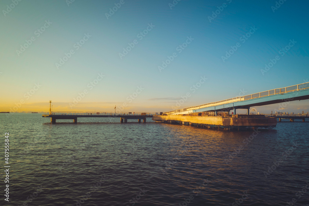 千葉県市原市の海釣り公園の桟橋と東京湾の風景