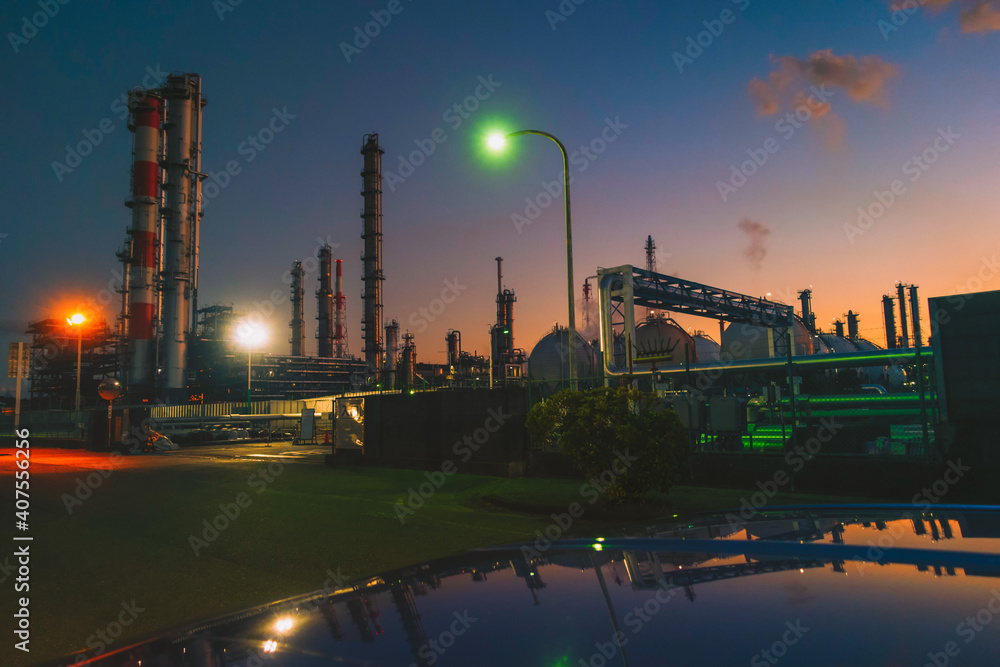 千葉県市原市にある製油所の工場夜景と車のボンネット
